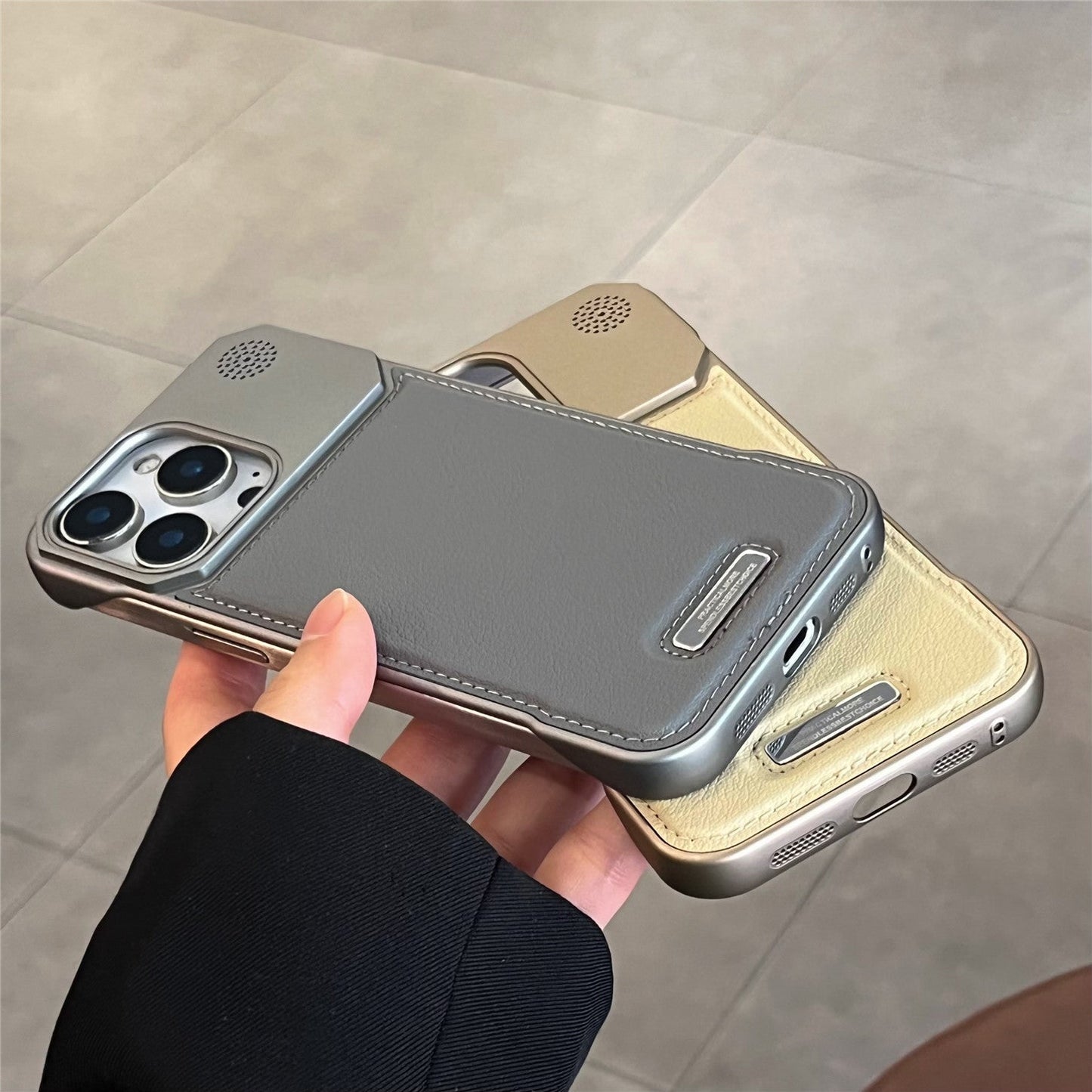 Coque premium en Cuir tendre - Iphone séries 14 à 17  La Coqueria