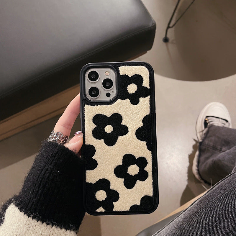 Coque Fleurs Douces en Peluche, style hivernal - Iphone séries 11 à 17  La Coqueria