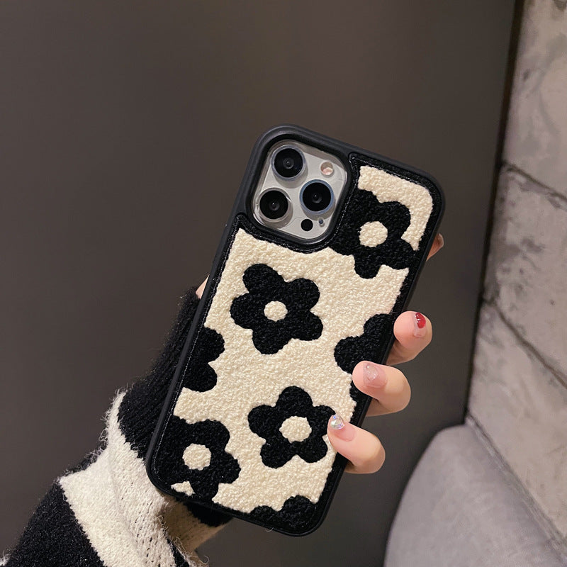 Coque Fleurs Douces en Peluche, style hivernal - Iphone séries 11 à 17  La Coqueria