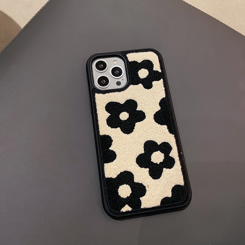 Coque Fleurs Douces en Peluche, style hivernal - Iphone séries 11 à 17  La Coqueria