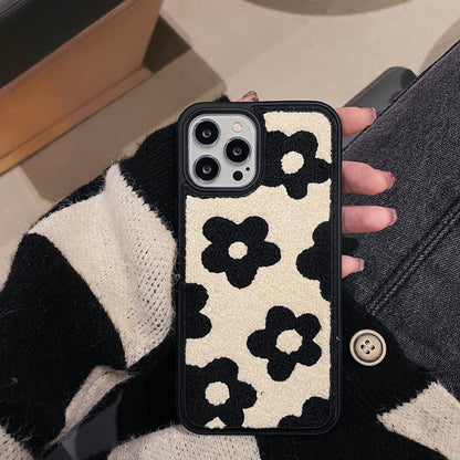 Coque Fleurs Douces en Peluche, style hivernal - Iphone séries 11 à 17  La Coqueria