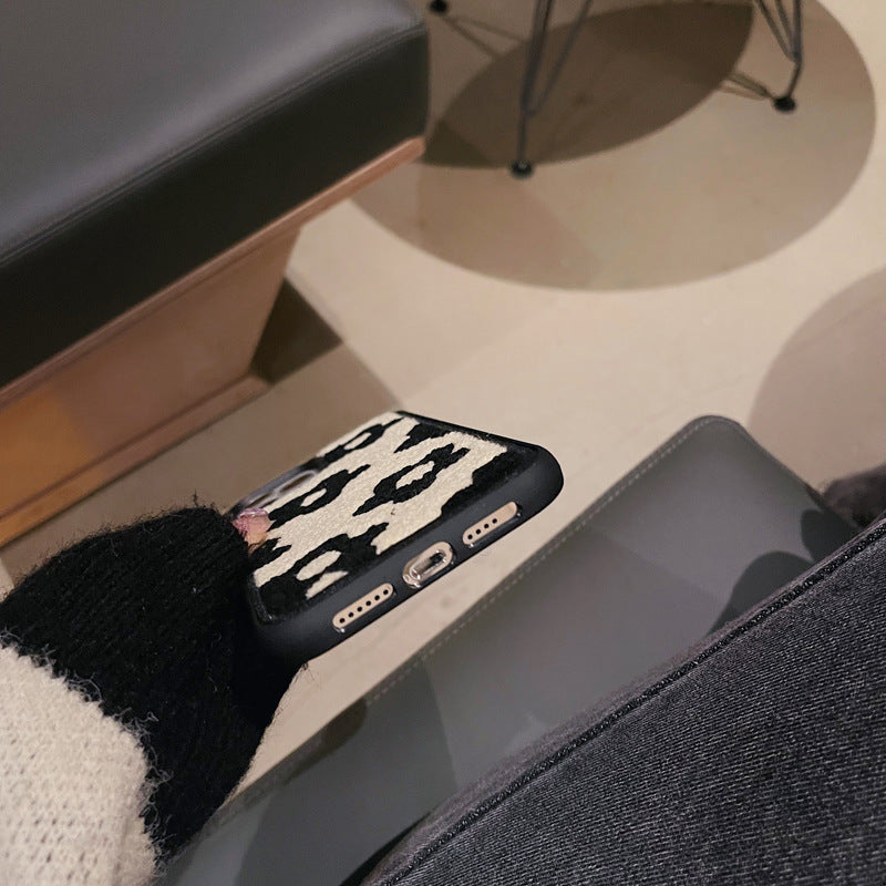 Coque Fleurs Douces en Peluche, style hivernal - Iphone séries 11 à 17  La Coqueria