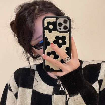 Coque Fleurs Douces en Peluche, style hivernal - Iphone séries 11 à 17  La Coqueria