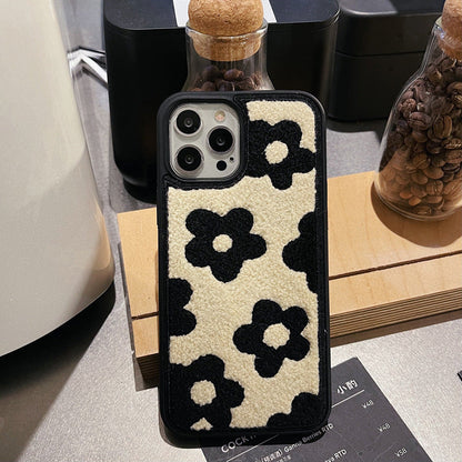 Coque Fleurs Douces en Peluche, style hivernal - Iphone séries 11 à 17  La Coqueria