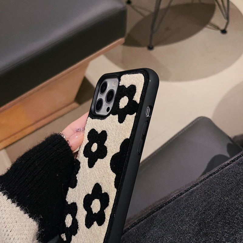 Coque Fleurs Douces en Peluche, style hivernal - Iphone séries 11 à 17  La Coqueria