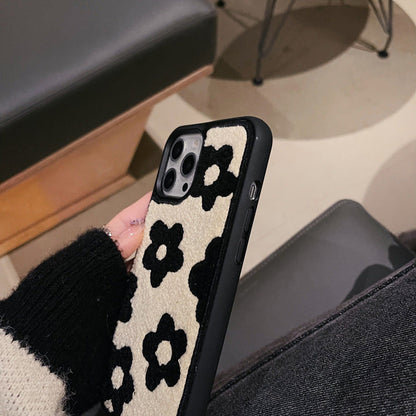 Coque Fleurs Douces en Peluche, style hivernal - Iphone séries 11 à 17  La Coqueria