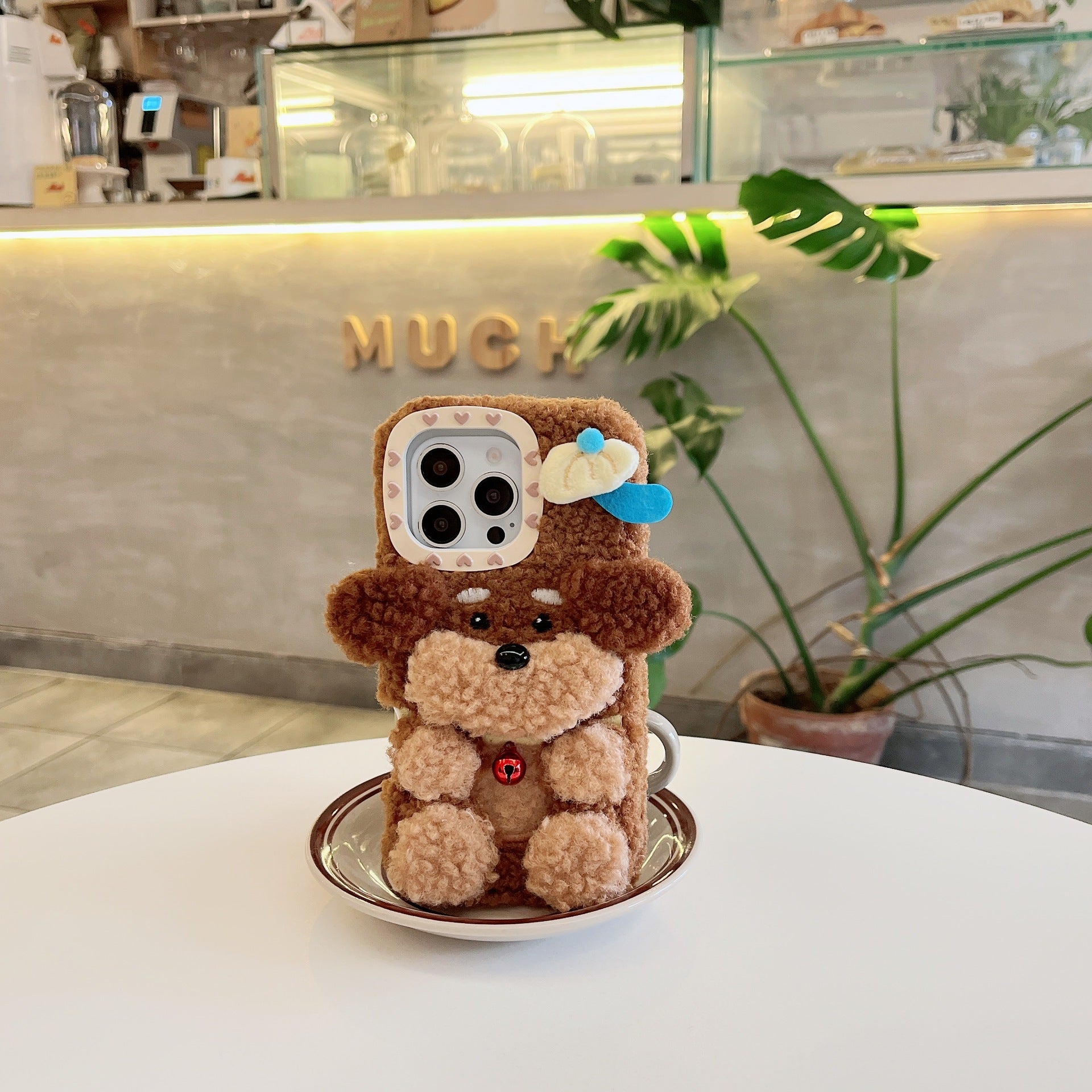 Coque Peluche "Comfy Teddy" - Iphone séries 12 à 16  La Coqueria