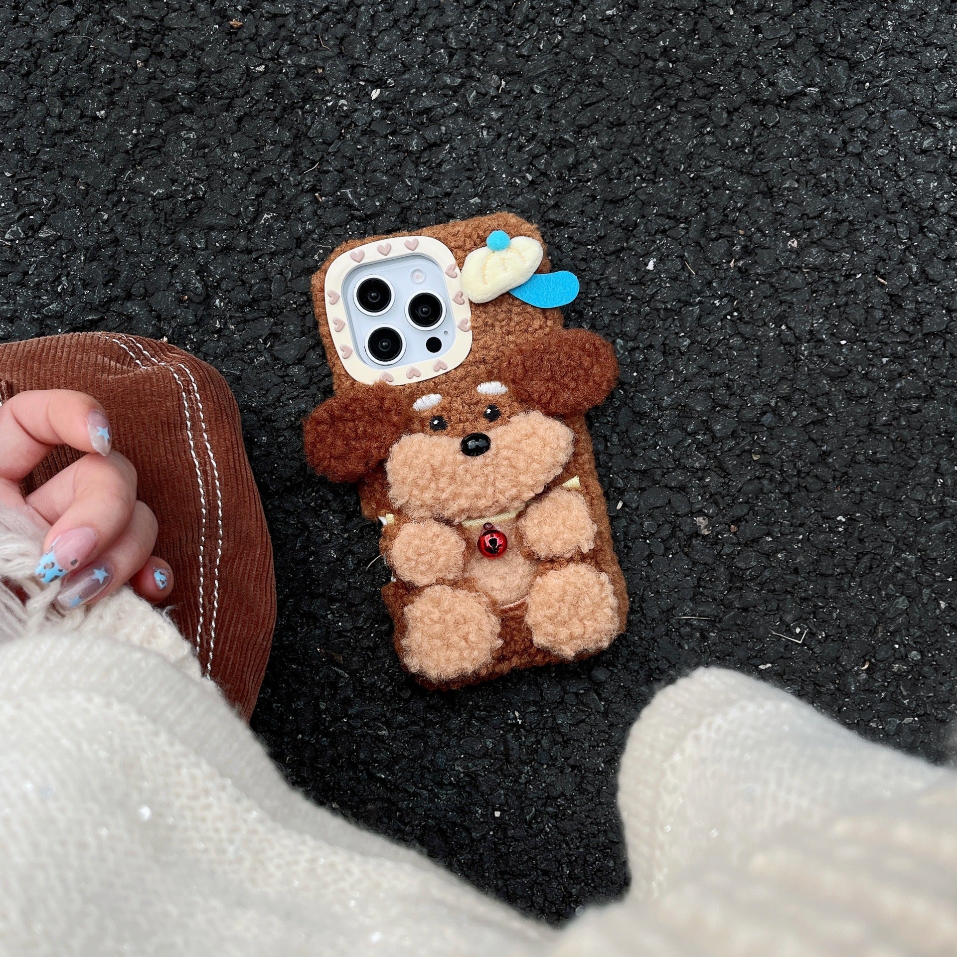 Coque Peluche "Comfy Teddy" - Iphone séries 12 à 16  La Coqueria