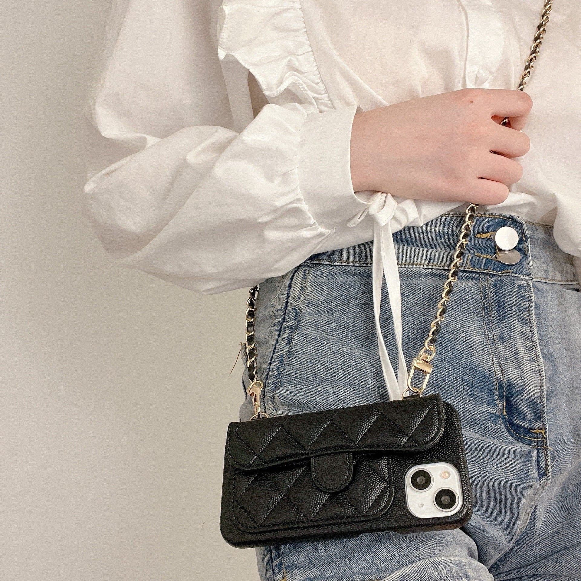 Coque Matelassée avec Chaîne Dorée – Étui à Bandoulière pour iPhone  La Coqueria