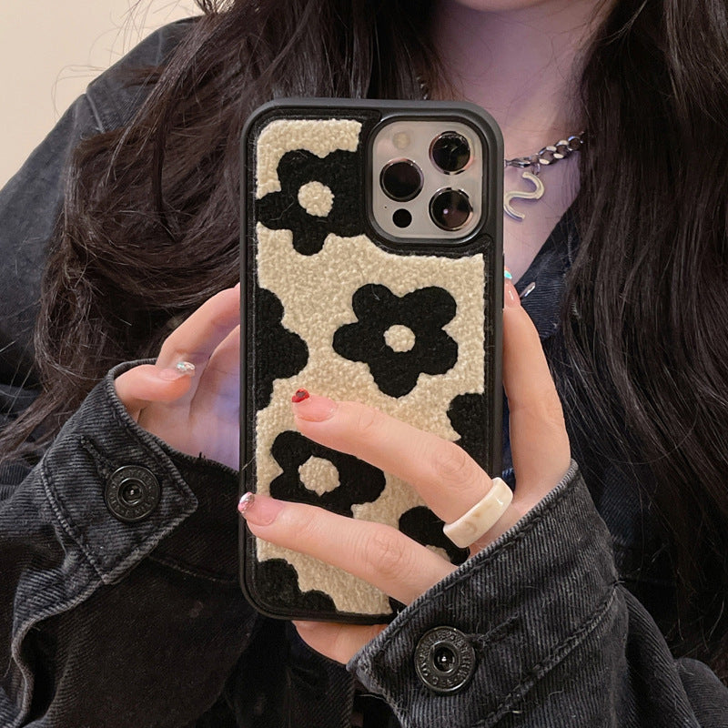 Coque Fleurs Douces en Peluche, style hivernal - Iphone séries 11 à 17  La Coqueria